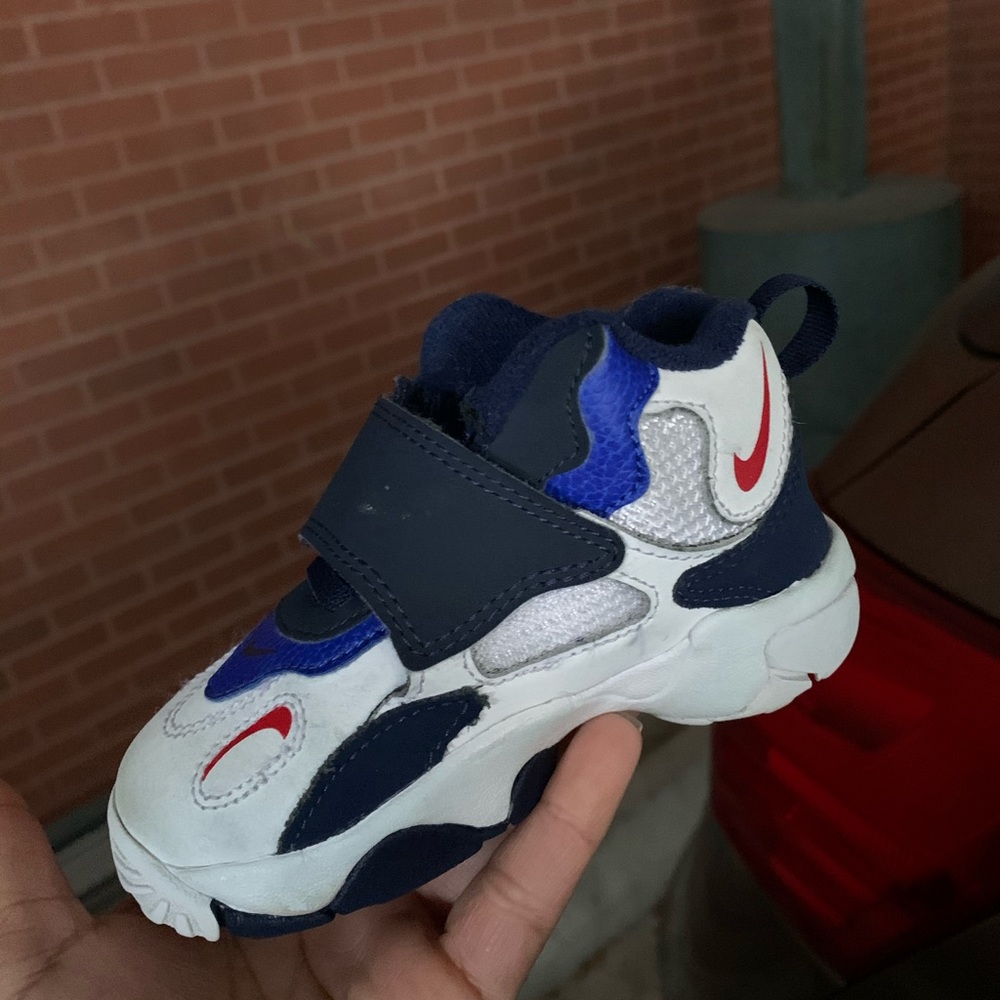 Tennis shoes